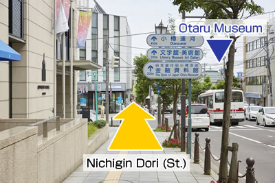 Image: Nichigin Dori (St.) facing the Otaru Canal. The Otaru Museum is shown on the right