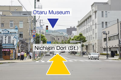 Image: Nichigin Dori (St.) as seen while proceeding up the hill on the left side of the street from the Otaru Canal. The Otaru Museum is shown on the left