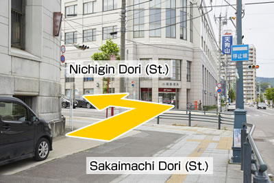 Image: intersection between Sakaimachi Dori (St.) and Nichigin Dori (St.). Turn left onto Nichigin Dori (St.) at the intersection where there is a post office at the corner across the street