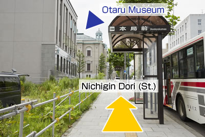 Image: Nichigin Dori (St.) as seen while going up the hill on the left side of the street. The Otaru Museum is shown on the left