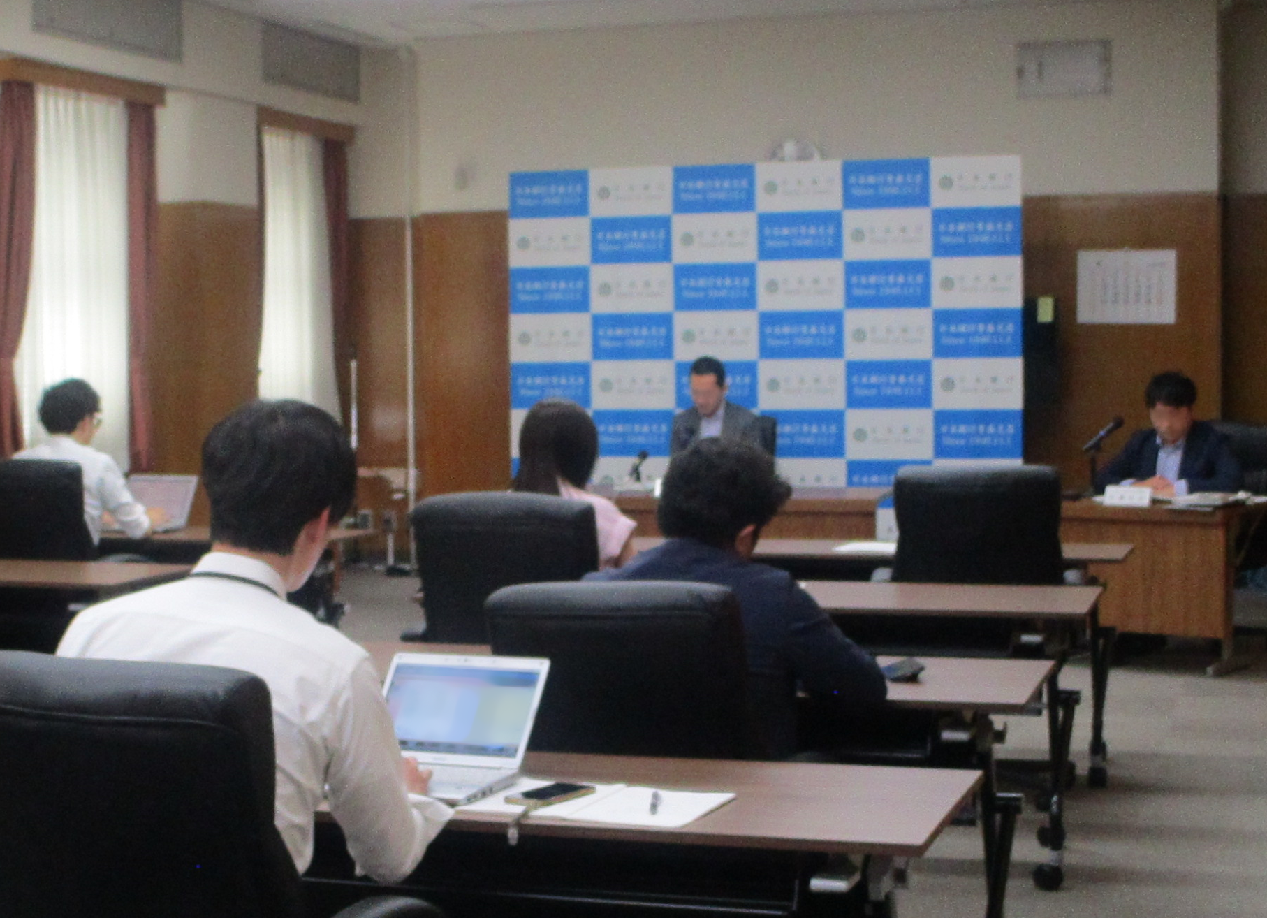 記者会見の模様