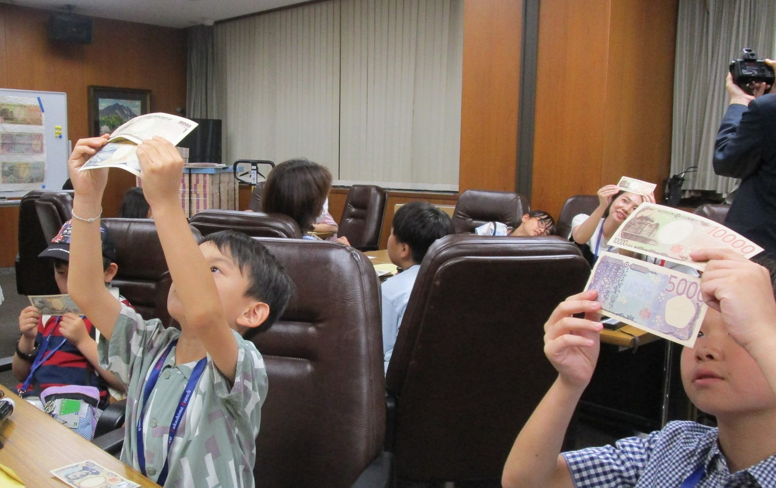 硬貨を傾けて観察する子ども
