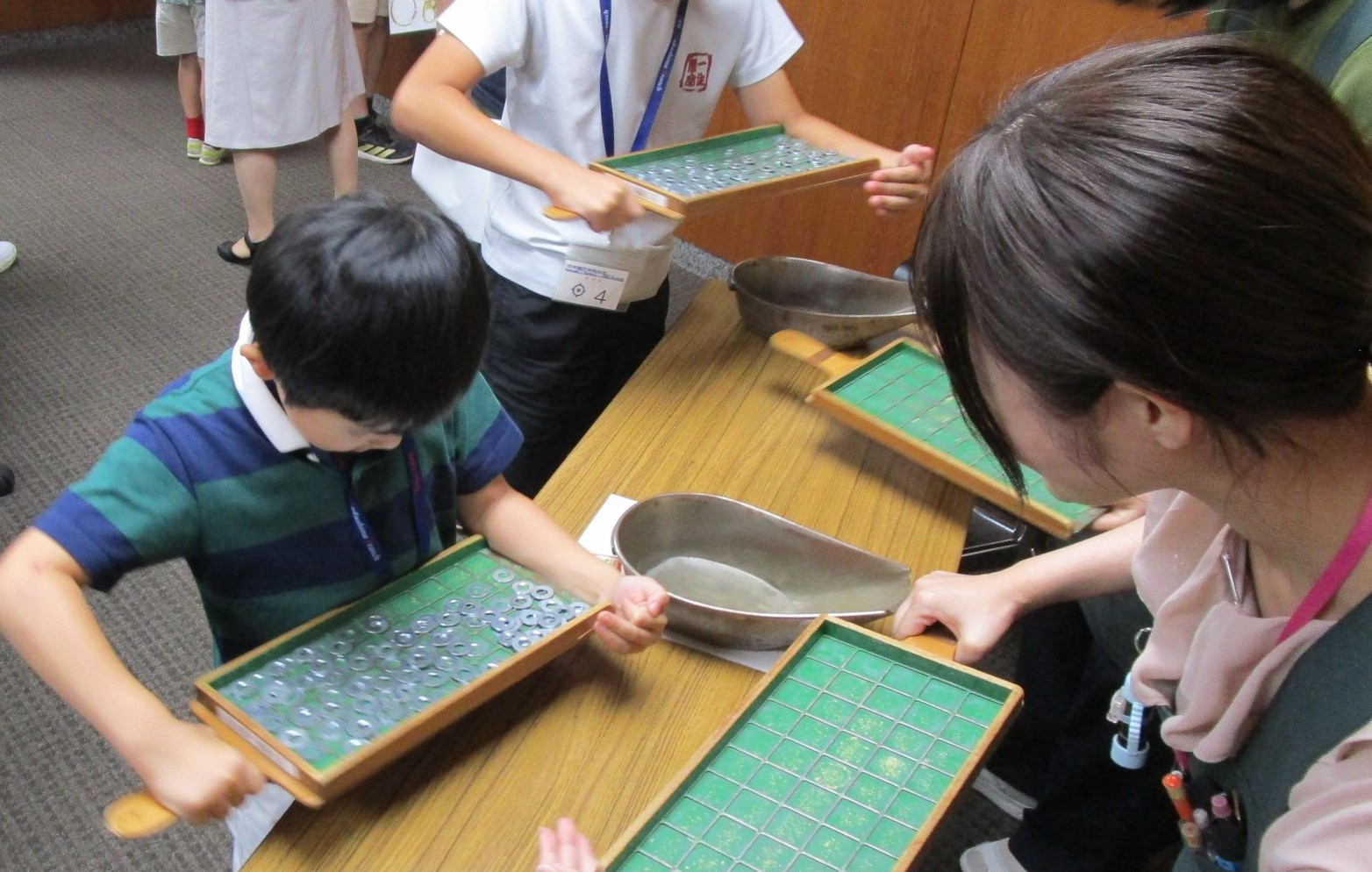 千円札を照明で透かしている様子