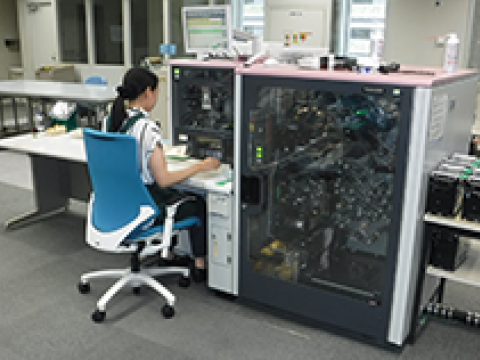 鑑査の様子の写真