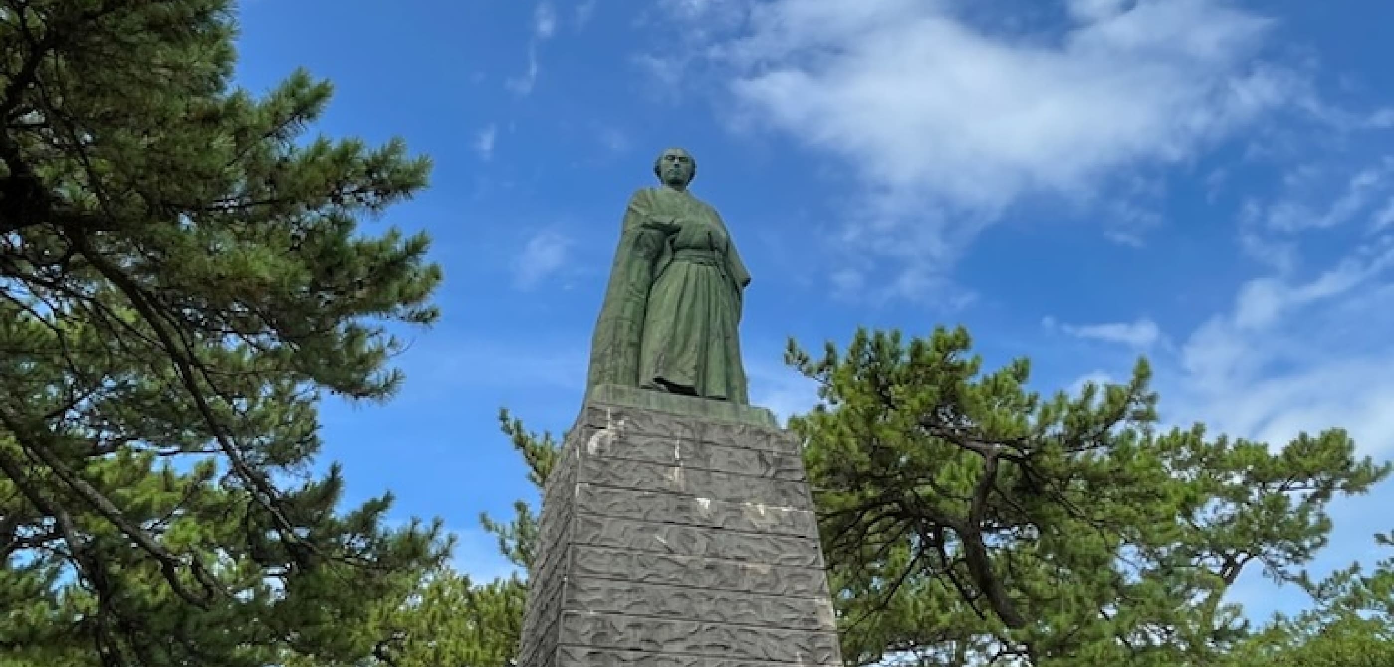 青空を背景にした坂本龍馬像