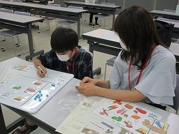 カレー作りゲームで、予算内で何を買うか考えている写真