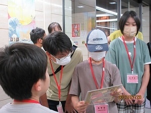 日本銀行松江支店ロビーで新札の見本を見学している写真