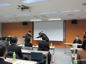 松江市立義務教育学校八束学園に感謝状を贈呈している写真