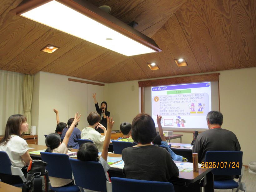 参加者が手を挙げてクイズに答えている様子