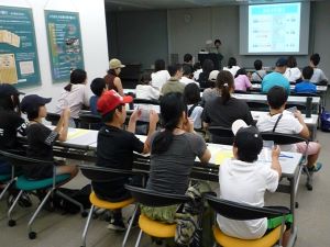 参加者がお札の偽造防止技術をみつけているところ
