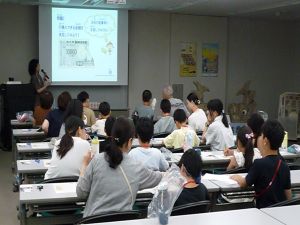 参加者がお札の引換体験をしているところ