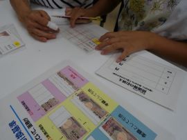 参加者が引換体験をしている様子