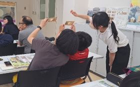 参加者が偽造防止技術を確認している様子