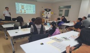 参加者がクイズに挑戦している様子