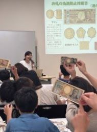 参加者が説明を聞く様子