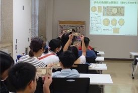 参加者がお札のすかしを確認する様子