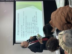 講演する松山氏