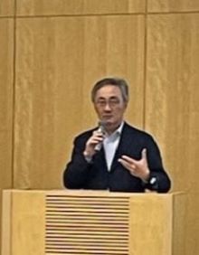 演台にて講演する渋澤氏の様子