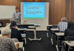 講演する講師