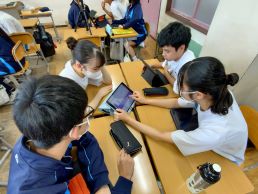 グループで話し合う生徒達の様子