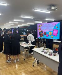 商品を模擬販売する公開授業の様子