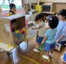 お店ごっこの銀行でお金をおろす様子