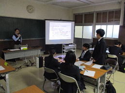 公開授業での生徒発表の様子
