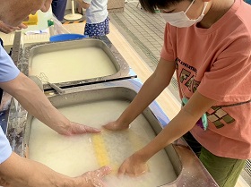 手すき体験（国立印刷局岡山工場）の写真