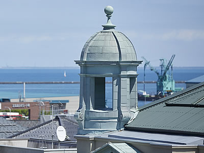金融資料館の北側正面の屋根に設置されたドームの外観写真