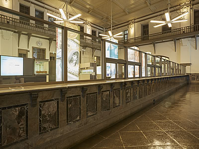 金融資料館館内のロビーカウンターから歴史展示ゾーンを写した写真