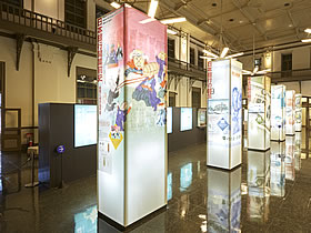 歴史展示ゾーンにある日本銀行のあゆみを説明した6本の柱の写真