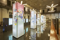 歴史展示ゾーンにある日本銀行のあゆみを説明した6本の柱の写真