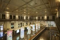 歴史展示ゾーンの全体を２階から写した写真