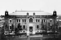 竣工直後の小樽金融資料館（当時は小樽支店）の外観全体を正面から写した写真