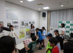 広報ルームで1億円の重さ体験をしている様子