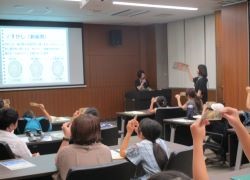 すかしを確認している様子