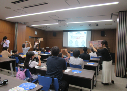 すかしを確認している様子