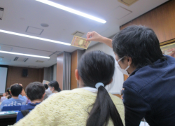 すかしを確認している様子