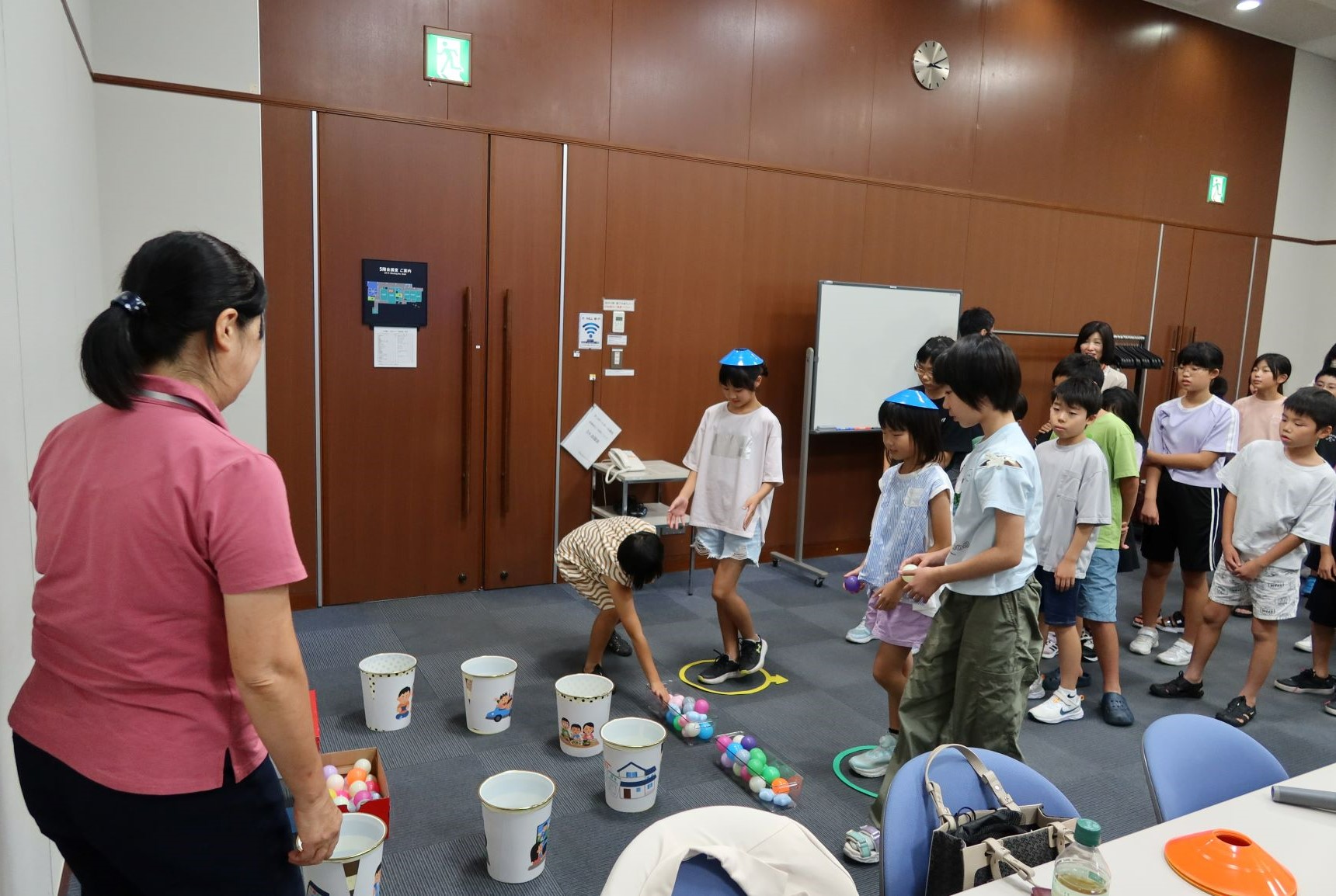 親子教室の様子、買い物の優先順位を学ぶゲームをしている子供たちの様子