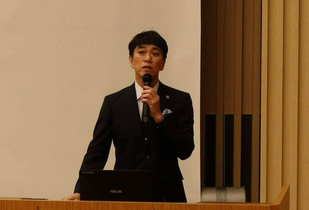 八代英輝氏の講演の様子
