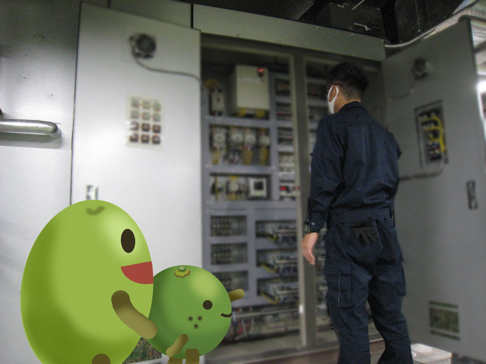 日銀高松支店内の機械室で、大型の機械を点検している職員を撮影した写真