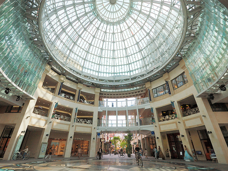 買い物客で賑わう高松市丸亀町壱番街のドーム広場とシンボルのガラスのドーム型天井の写真です。