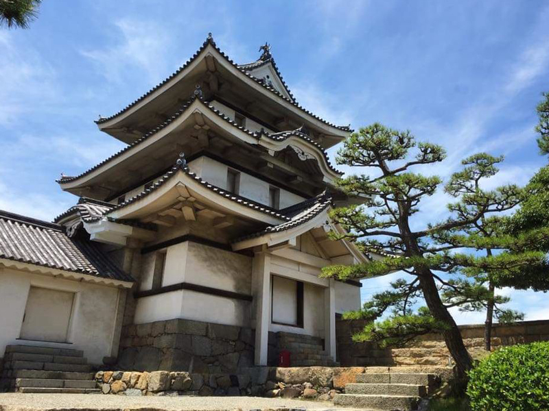 江戸時代に高松城の一部として建てられた、「つきみやぐら」の外観の写真です。