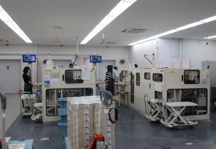 お札の受入風景の写真