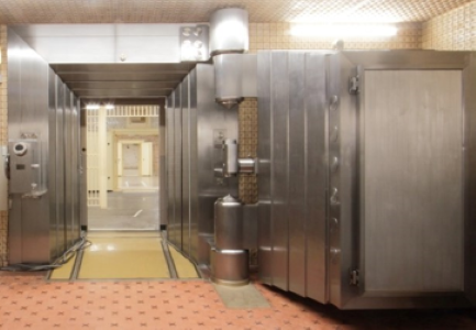 本店地下金庫扉の写真