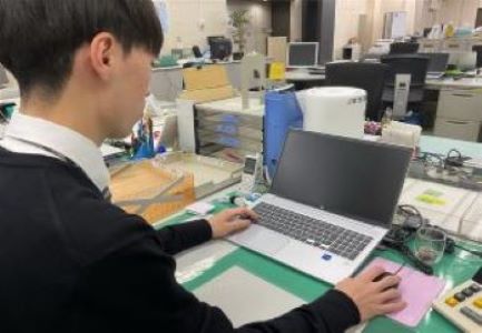 日銀ネット端末の操作の写真