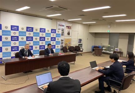 記者会見の写真